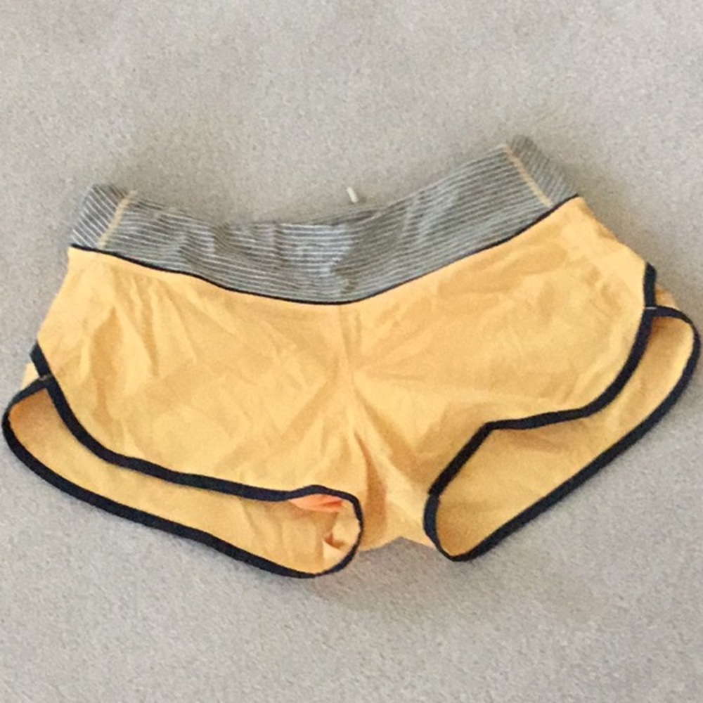 LULULEMON SHORTS 6